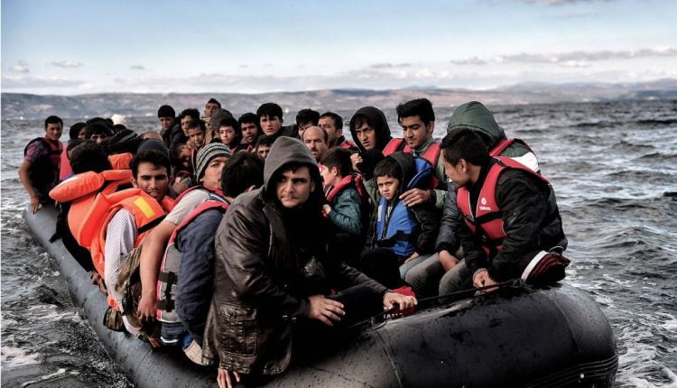 سوريون يتهربون عبر بحر اليونان