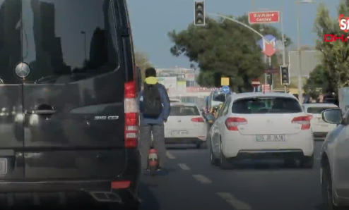 مشهد مفزع ..مواطن بعجلة كهربائية على الطريق السريع باسطنبول 12