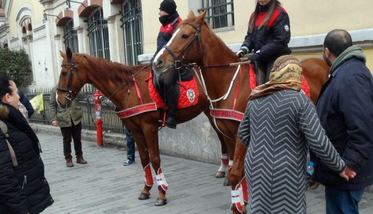 خيالة الشرطة في شارع الاستقلال بإسطنبول