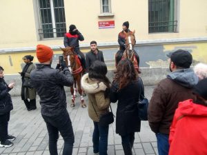 بالصور| خيالة الشرطة تتجول في شارع الاستقلال بإسطنبول 1