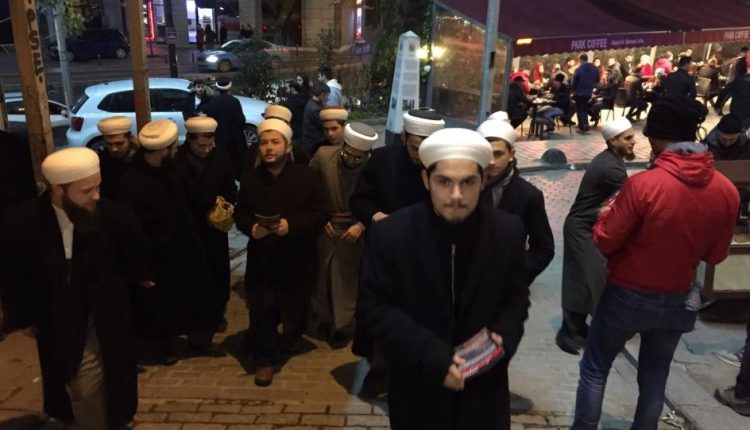 توزيع منشورات دينية على المحتفلين في رأس السنة الميلادية