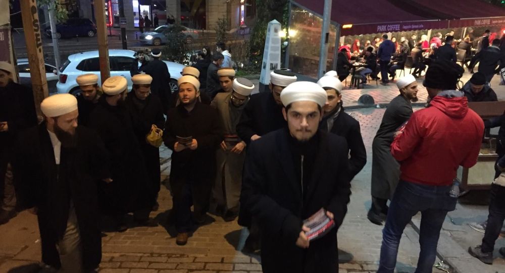 توزيع منشورات دينية على المحتفلين في رأس السنة الميلادية