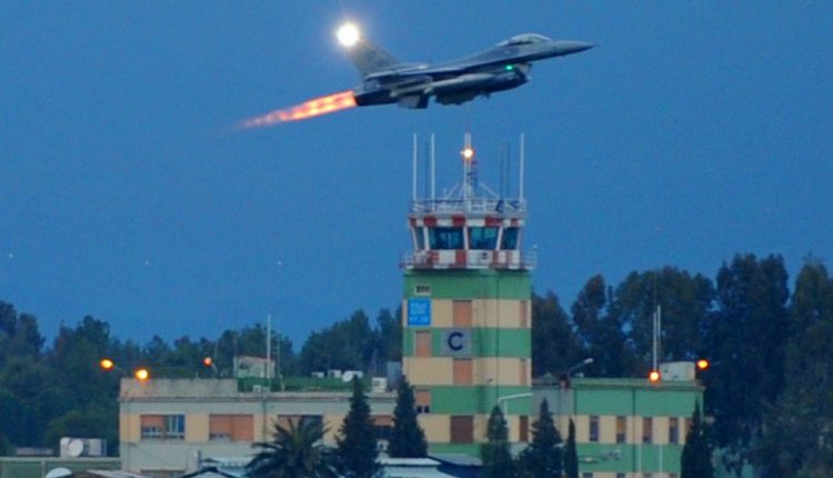 طائرة حربية في أجواء مدينة طرابلس الليبية