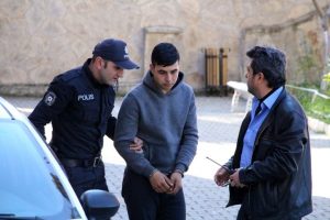 بالصور والفيديو| مثول شاب تركي أمام المحكمة لطعنه والدته 15 مرة في الشارع 2 بالصور والفيديو| مثول شاب تركي أمام المحكمة لطعنه والدته 15 مرة في الشارع 1