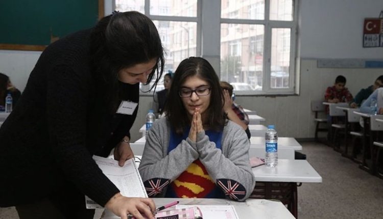 طالبة مدارس في تركيا