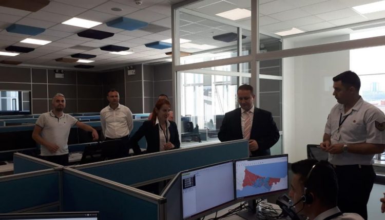 عناصر من دائرة الهجرة في مدينة إسطنبول التركية