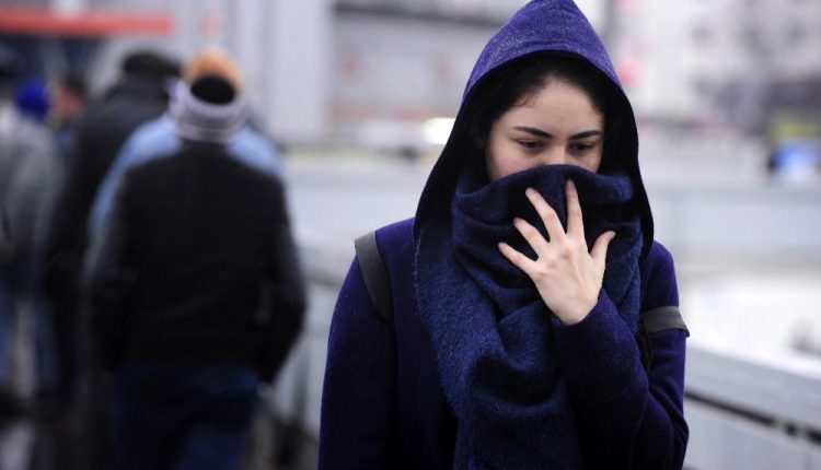 فتاة في إسطنبول تلتحف من شدة البرودة (أرشيف).