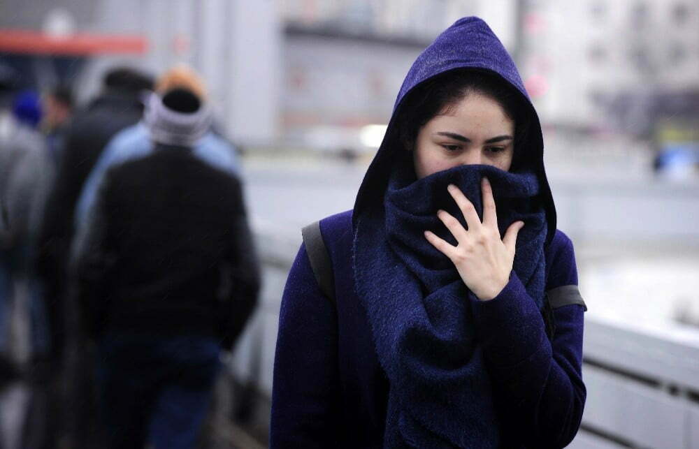 فتاة في إسطنبول تلتحف من شدة البرودة (أرشيف).