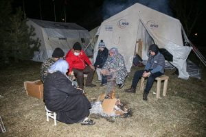 بالصور| توزيع 30 ألف طن من الفحم على متضرري زلزال "إلازغ" 1