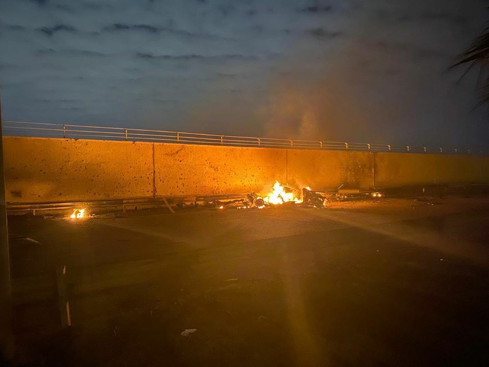 السيارة التي كان يستقلها قاسم سليماني تحترق بعد استهدافها بالصواريخ
