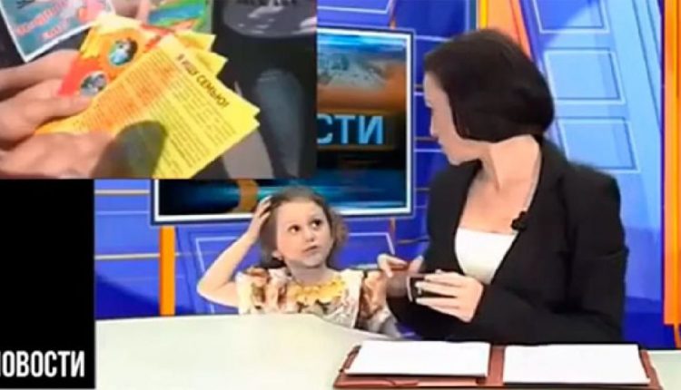 لحظة اقتحام الطفلة الروسية الاستوديو