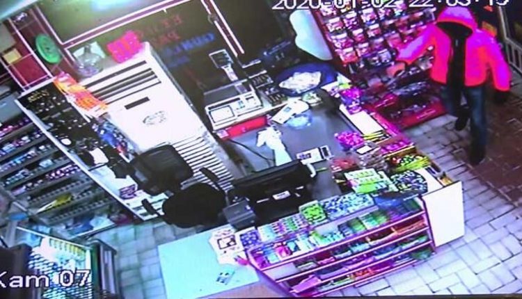 لحظة دخول الشاب لسرقة المحل