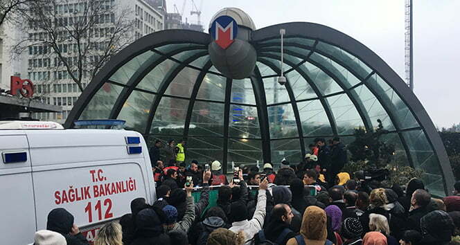 لحظة سقوط المواطن في مترو إسطنبول