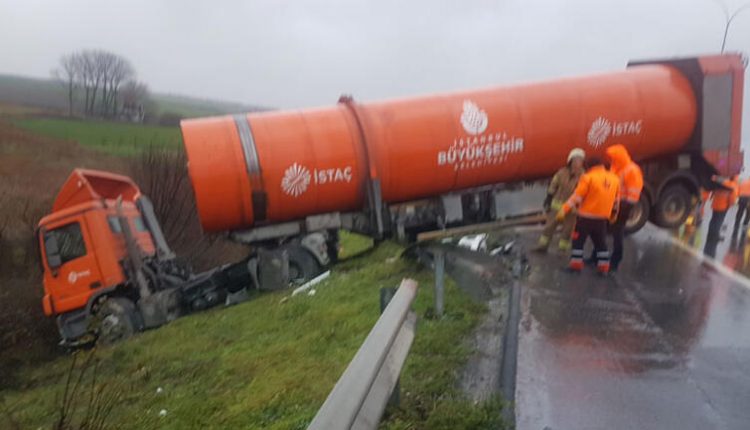 مركبة النفايات الصلبة بعد انحرافها عن الطريق