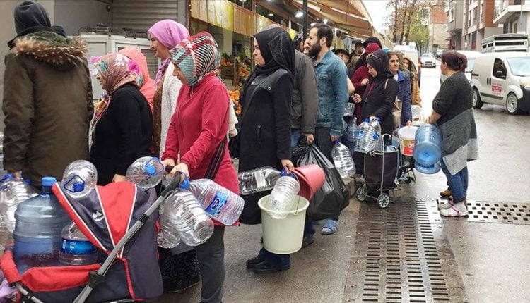 مواطنون أثناء تعبئة قارورات المياه في إسطنبول