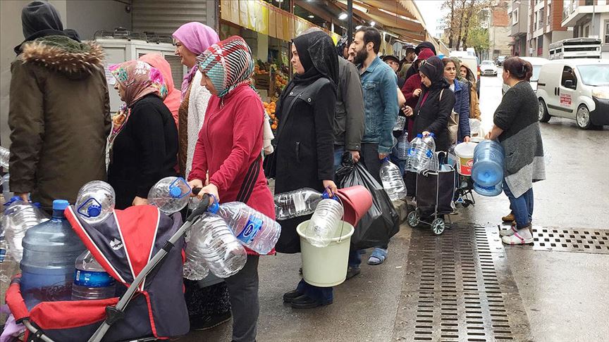 مواطنون أثناء تعبئة قارورات المياه في إسطنبول