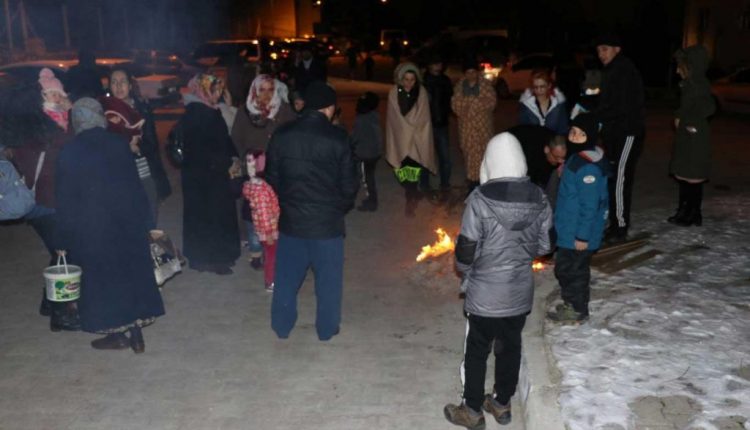 مواطنون تضررت منازلهم جراء الزلزال الأخير