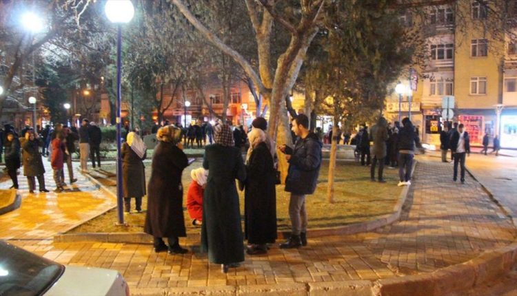 مواطنون يخرجون في الشوراع إثر الزلزال الأخير