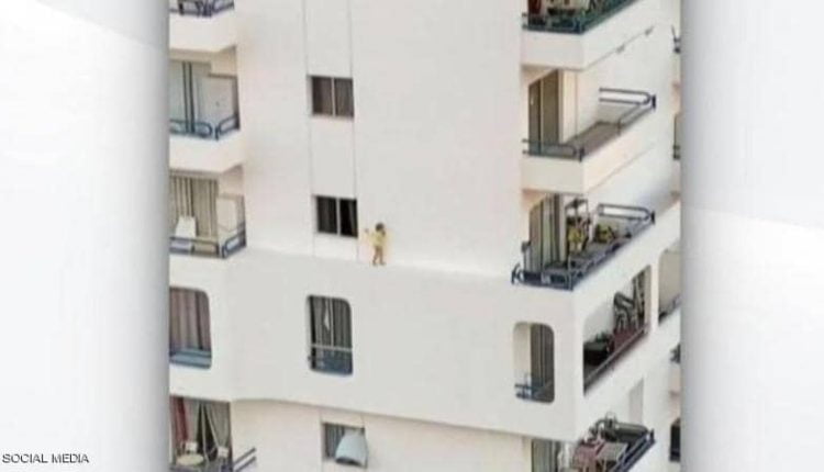 نجاة طفل من الموت بإعجوبة