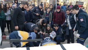 بالصور| هرع لإنقاذ سيدة تركية دهست من "دراجة نارية" لكنه فُوجئ بأنها والدته ! 3