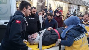 بالصور| هرع لإنقاذ سيدة تركية دهست من "دراجة نارية" لكنه فُوجئ بأنها والدته ! 7