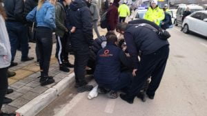 بالصور| هرع لإنقاذ سيدة تركية دهست من "دراجة نارية" لكنه فُوجئ بأنها والدته ! 5