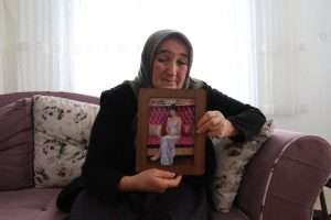 والدة المعلمة التركية "توبا أكتشقوز 30 عامًا" 