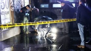 بالفيديو| هجوم عنيف بـ"قنابل بدائية" على ماركت "101" في إسطنبول 6 بالفيديو| هجوم عنيف بـ"قنابل بدائية" على ماركت "101" في إسطنبول 5