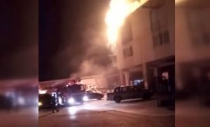 بالفيديو| ألسنة النيران تتصاعد من مصنع “نسيج” في إسطنبول