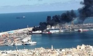 بالفيديو| أول استهداف لميناء “طرابلس” بصواريخ اللواء حفتر