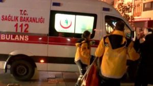 الطواقم الطبية لحظة نقل المصاب الجزائري من مكان إطلاق النار