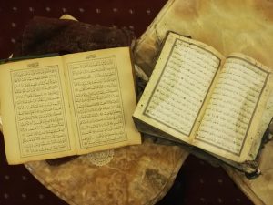 بالفيديو والصور| “القرآن الكريم” لم تمسهُ نار رغم احتراق المنزل كليًا في تركيا