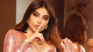 انجي خوري من سريرها بروب النوم : المال الحرام لا يدوم .. شاهد