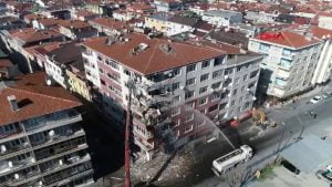 بالفيديو| هدم مبنى في “بهتشلي إفلر” تضرر من زلزال “إسطنبول”