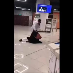 بالفيديو| رجل أمن يُعنف امرأة بطريقة وحشية في مطار بالصين