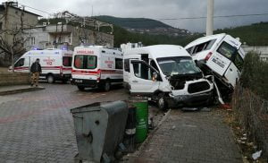 إصابة 21 شخصًا بينهم 19 طالبًا في حادث سير في “عثمانية”