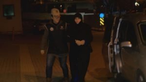 بالفيديو| اعتقال زوجة وابن القائد السوري لـ”داعش” في دير الزور بتركيا