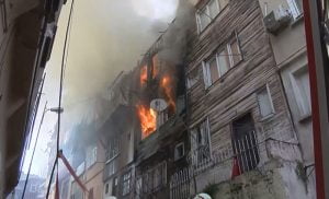 إصابة مواطن باحتراق منزل خشبي في إسطنبول