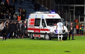 بالفيديو| وفاة مدير إداري لنادي تركي شهير أثناء مباراة فريقه في إسطنبول