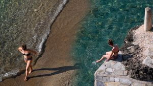 بالفيديو| أنطاليا تتمتع بالسباحة وأشعة الشمس في فبراير