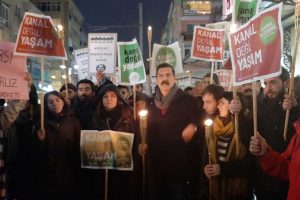 بالصور| سلسلة بشرية في "كاديكوي" رفضًا لمشروع "قناة إسطنبول" 7