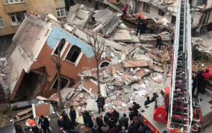 شاهد لحظة انهيار مبنى من 7 طوابق في اسطنبول (فيديو)