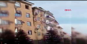 انهار مبنى من 3 طوابق في الفاتح (فيديو)