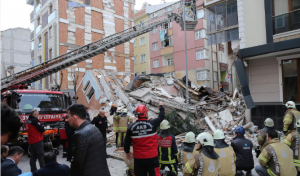 بالفيديو| انتشال عجوز مصابة في حادثة انهيار المبنى في إسطنبول