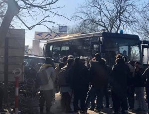 بالفيديو| بعد إعلان تركيا فتح الحدود.. رحلات الهجرة البحرية نجحت.. والبرية فشلّت 4 بالفيديو| بعد إعلان تركيا فتح الحدود.. رحلات الهجرة البحرية نجحت.. والبرية فشلّت 3