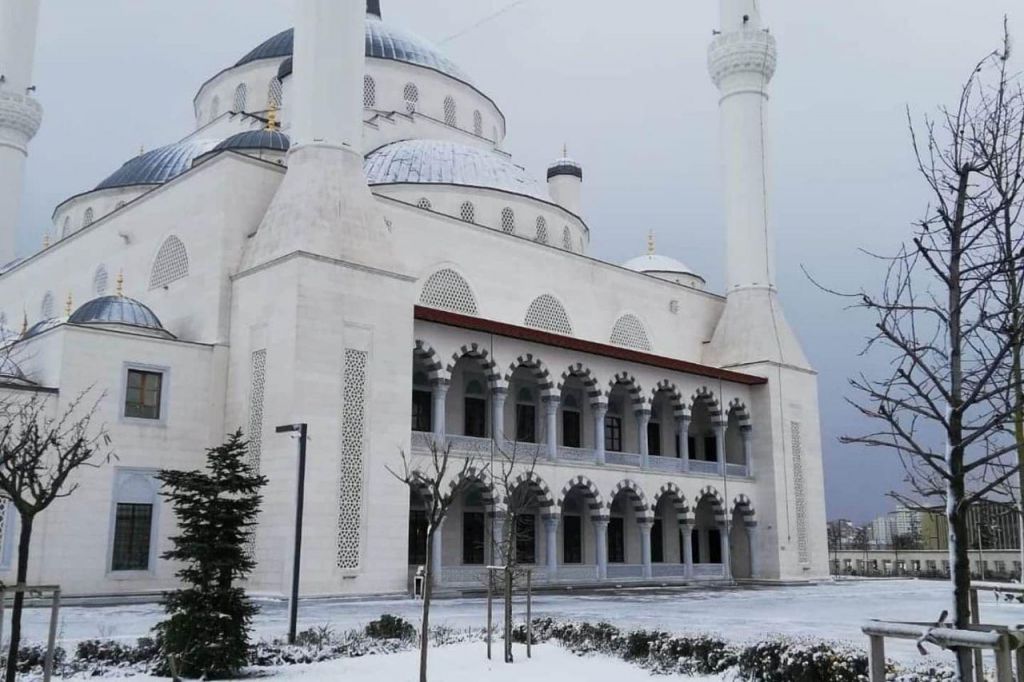 بعد طول انتظار.. الثلوج تتساقط على اسطنبول (صور وفيديو) 1