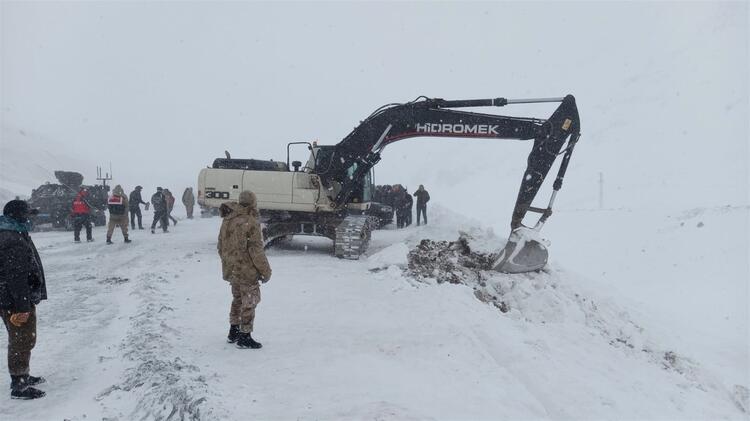 بالصور والفيديو.. اخر مشاهد فاجعة الانهيار الثلجي شرق تركيا 11