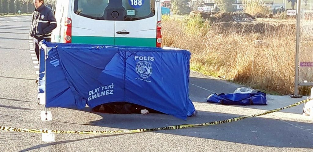 مشهد مؤلم.. طالبة تموت أمام عين أمها في حادث سير بأيدين غربي تركيا (صور) 1