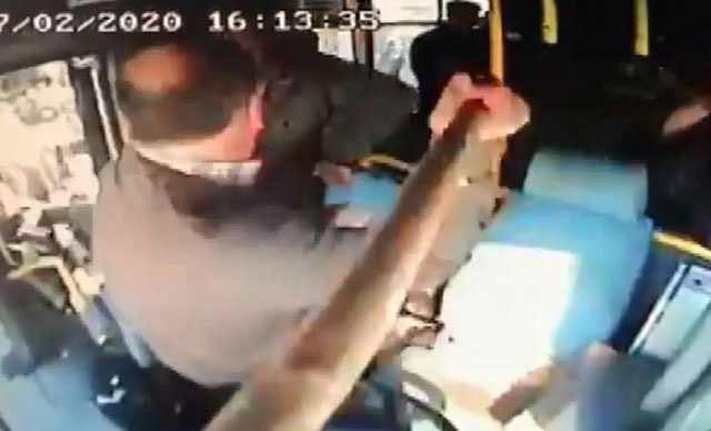 تعرض سائق حافلة للضرب المبرح على الطريق جنوبي تركيا (شاهد) 2 تعرض سائق حافلة للضرب المبرح على الطريق جنوبي تركيا (شاهد) 1