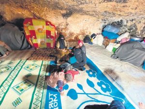 بالصور| 9 عائلات سورية يلجؤون إلى "الكهوف" هربًا من جحيم الأسد في "إدلب" 1